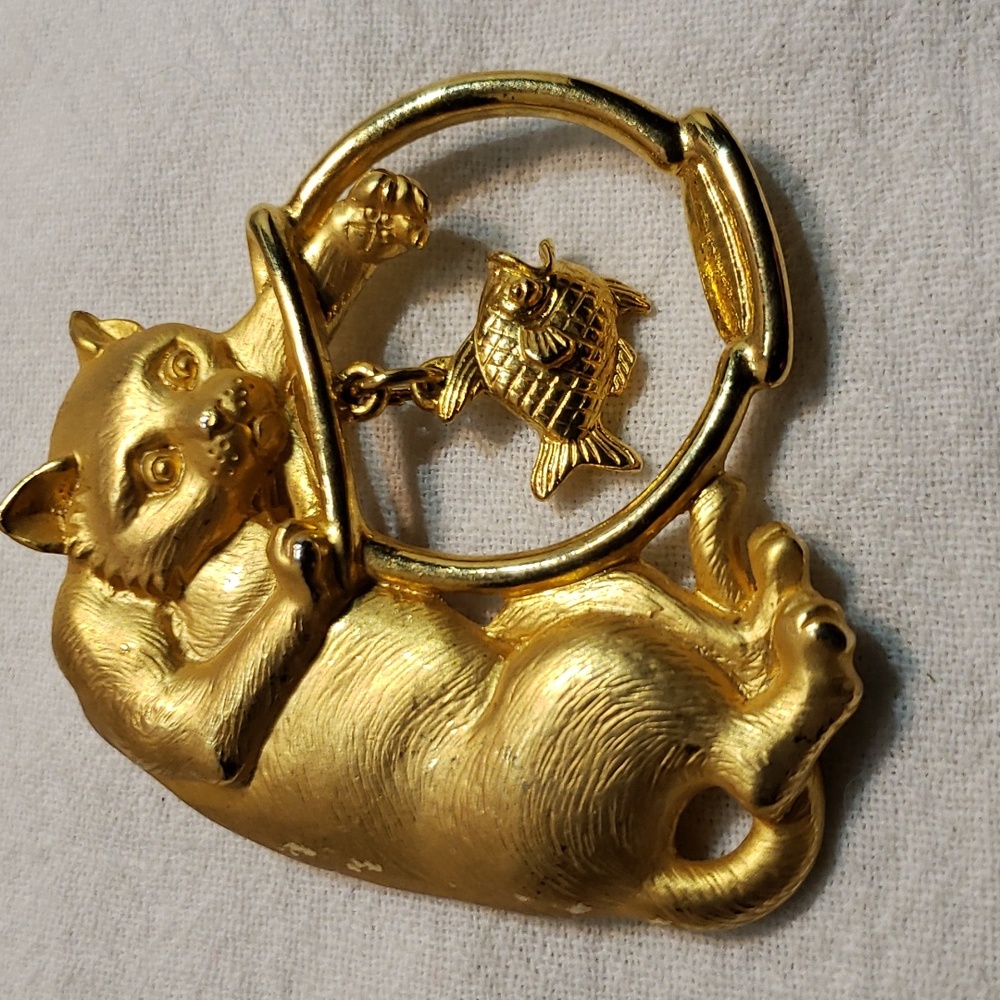 Super Cute Vintage JJ Goldtone Cat in a Fish Bowl Brooch